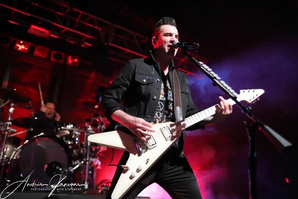 Theory of a Deadman live performance